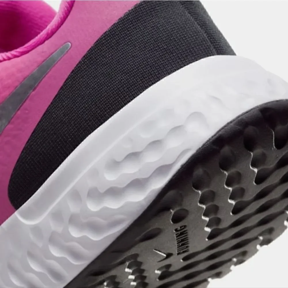 NWOT NIKE pink/black 5Y shoes